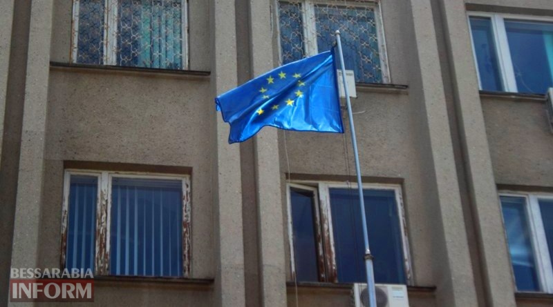 Ко Дню Европы в Измаиле впервые подняли над городом флаг Евросоюза