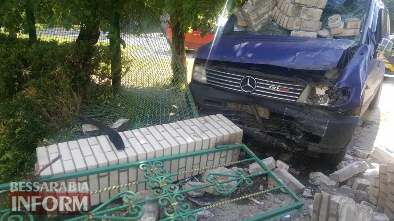 В Измаиле водитель микроавтобуса, протаранив забор, бросил автомобиль и скрылся с места аварии