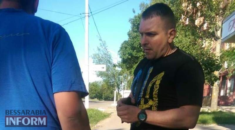 В Измаиле участник АТО заставил любителя "русского мира" снять с себя футболку с изображением Путина