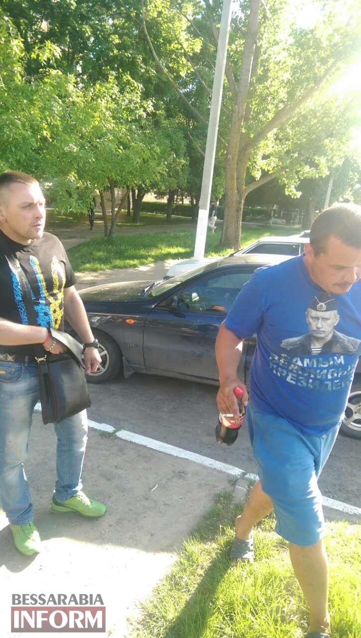 В Измаиле участник АТО заставил любителя "русского мира" снять с себя футболку с изображением Путина