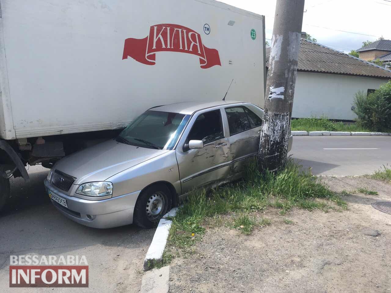 В Измаиле грузовик "впечатал" легковушку в столб, пострадала беременная девушка