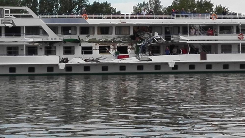 В Венгрии на Дунае столкнулись пассажирский т/х "Молдавия" и грузовое судно, принадлежащие УДП