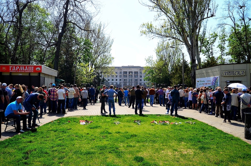 2 мая в Одессе: цветы у мест гибели людей и задержание предполагаемых террористов