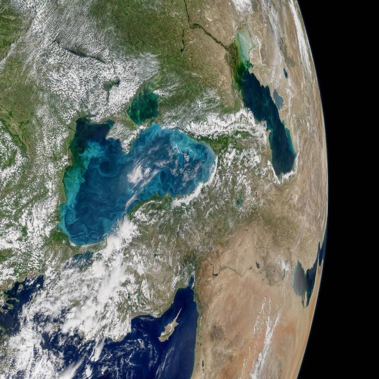 Оно совсем не черное! - NASA опубликовало снимки из космоса с бирюзовыми вихрями в Черном море
