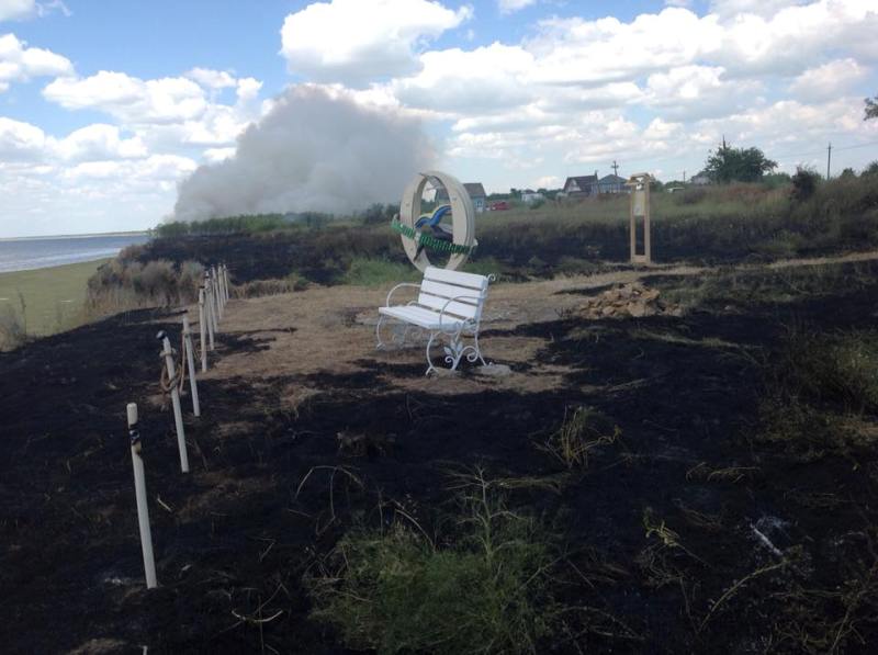 В НПП "Тузловские лиманы" сгорела туристическая площадка вокруг памятника "О км"
