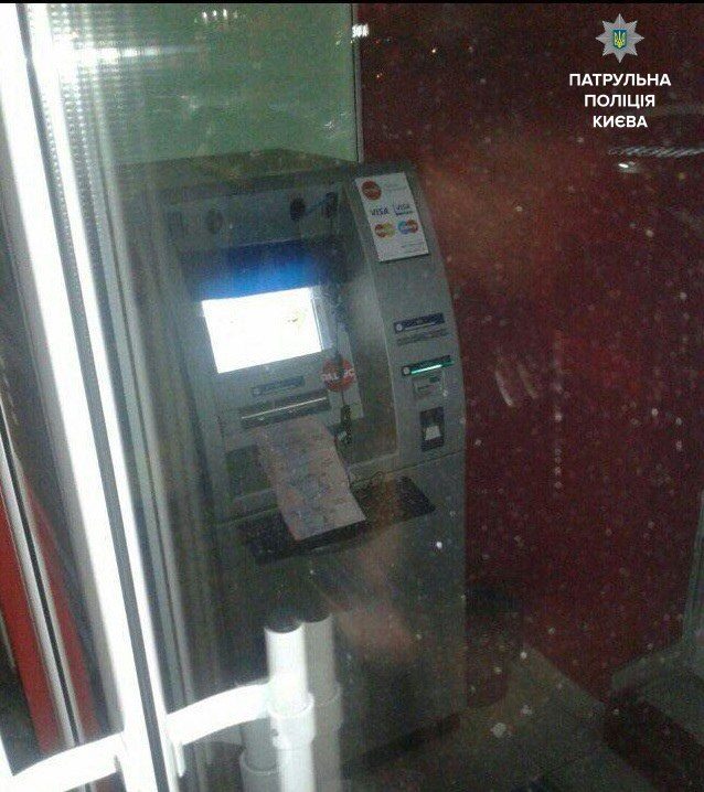 В Киеве из банкомата два часа сыпались 200-гривневые купюры