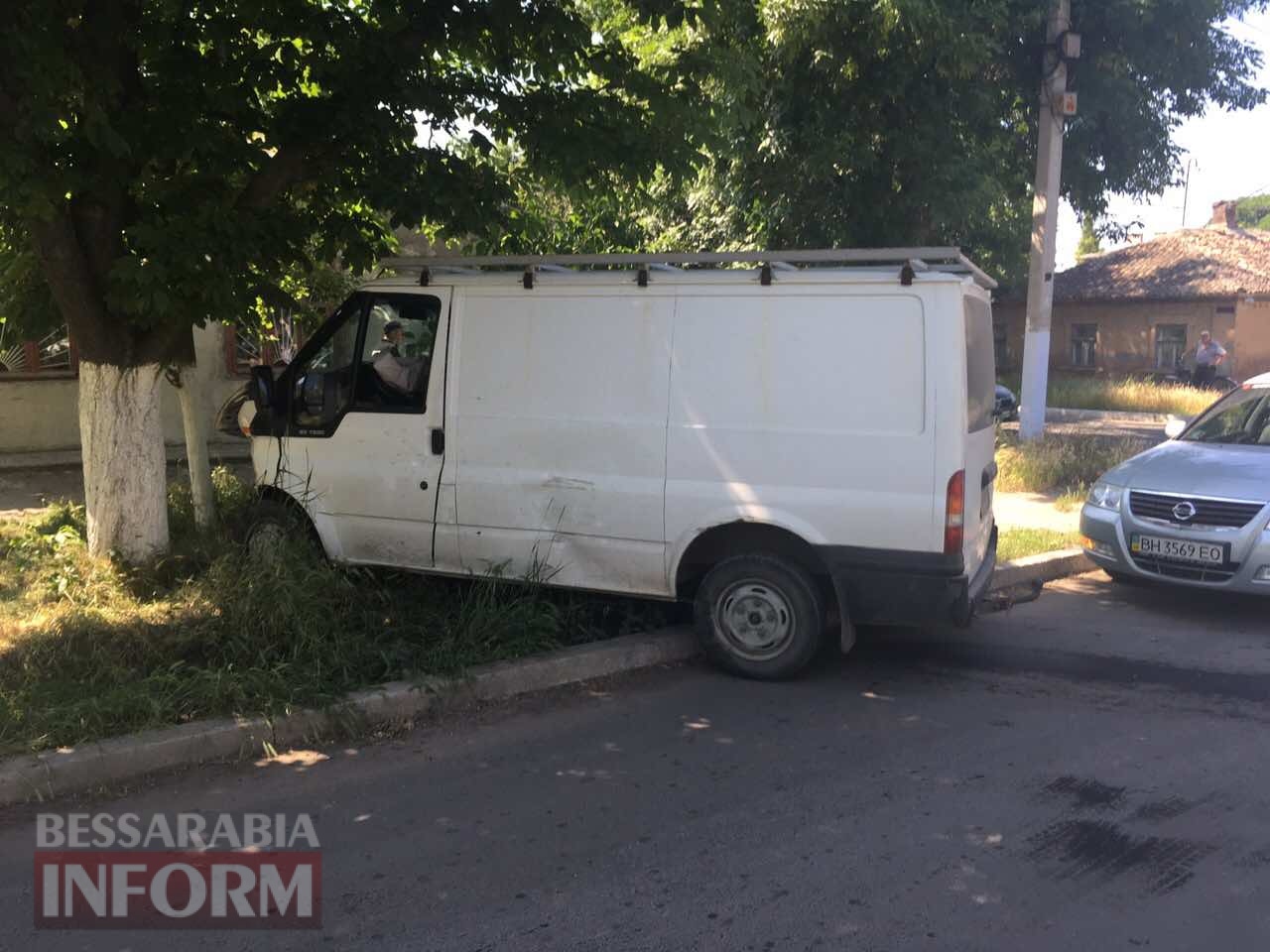 ДТП в Измаиле: дорогу не поделили Ford Tranzit и Nissan Primera