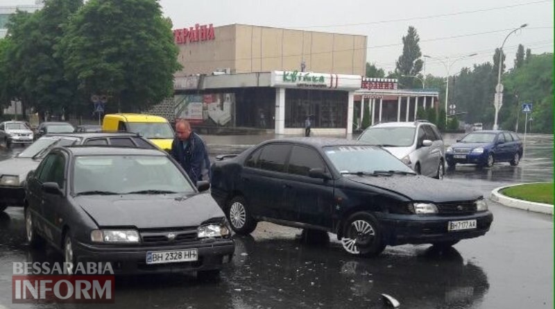 Авария на площади Мира в Измаиле: Nissan Primera vs Toyota Carina E