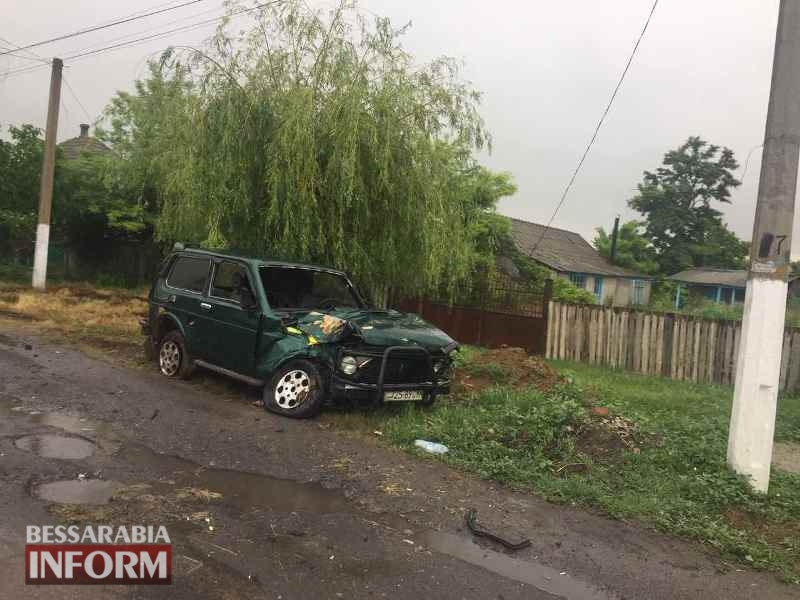 В Килии "Ниву" занесло на мокрой дороге: машина врезалась в дерево и изрядно пострадала.