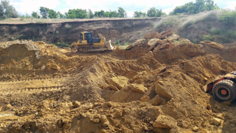 В Саратском районе выявили нелегальный карьер по добыче песчано-гравийной смеси