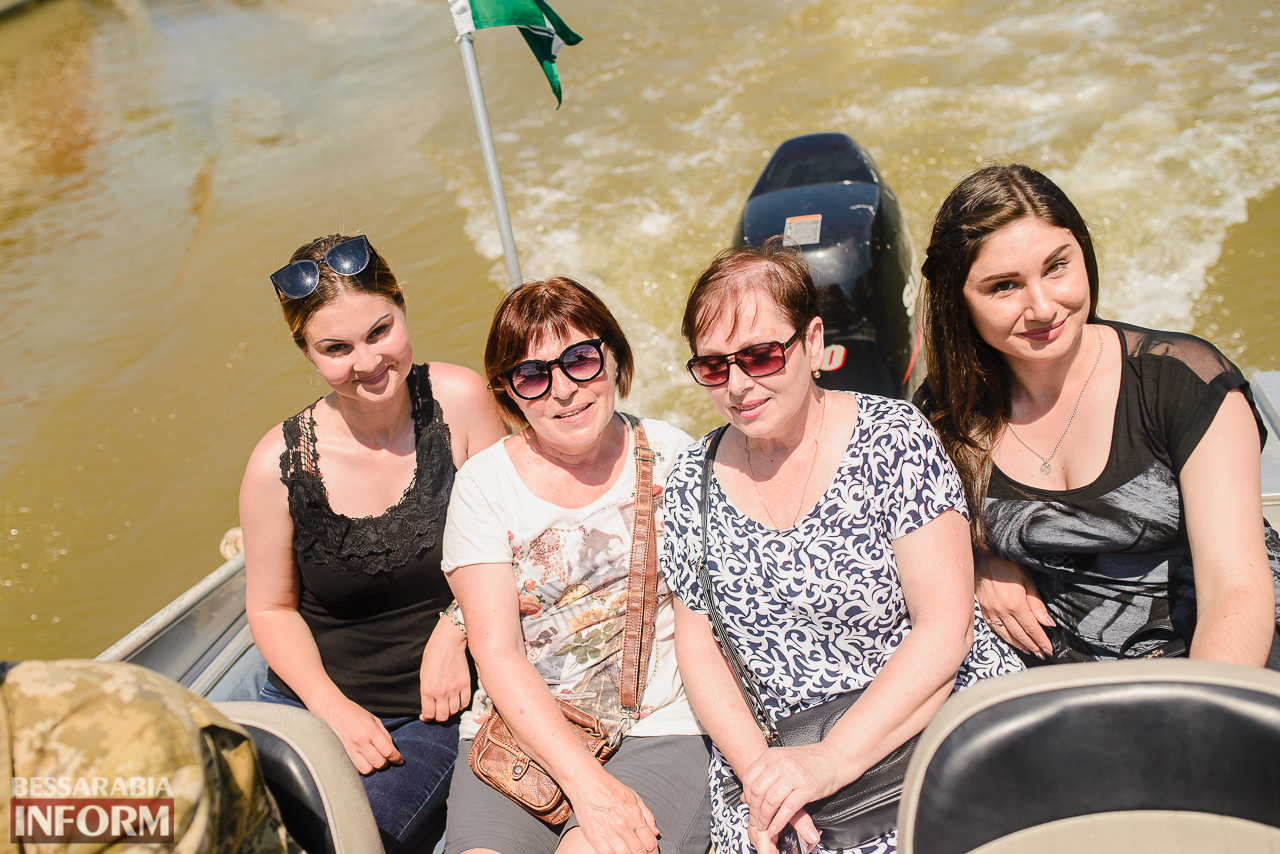 Журналисты Измаила посетили водную границу с Румынией и принимали поздравления с профессиональным праздником.