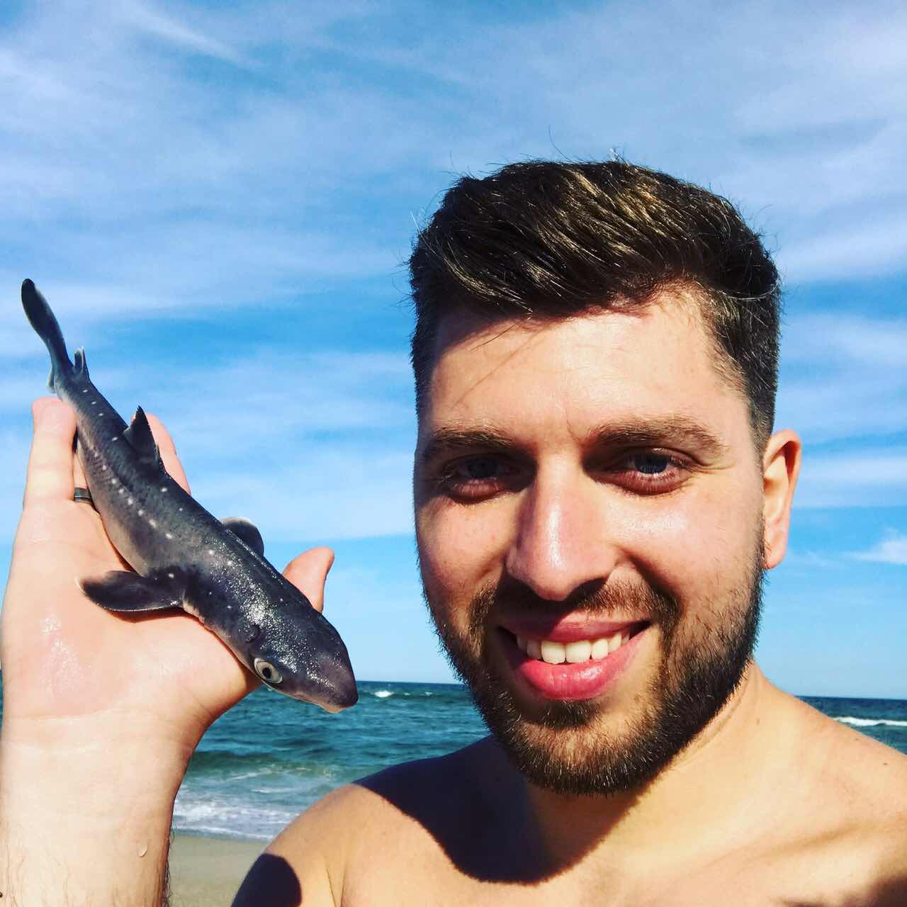 В Килийском районе отдыхающий руками поймал Черноморскую акулу
