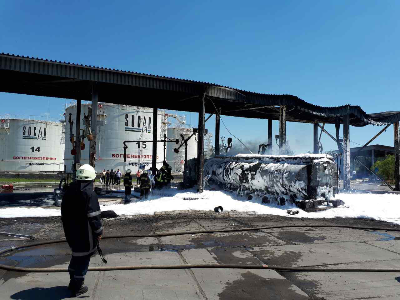 Одесские спасатели уничтожили масштабный пожар на нефтебазе