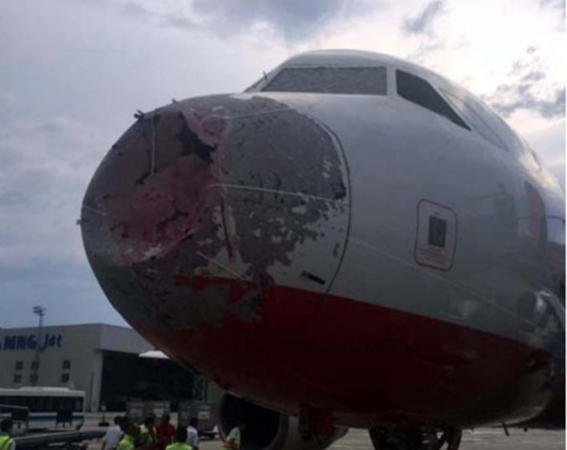 Украинские пилоты посадили поврежденный градом самолет в Стамбуле
