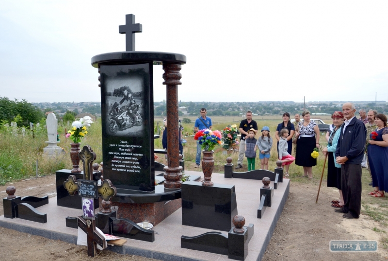 В селе Каменка Измаильского района установили памятник погибшему в АТО морскому спецназовцу