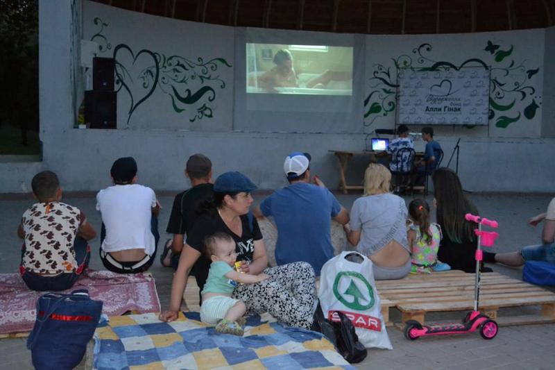 Аккерманские забавы: по субботам в городском парке работает летний кинотеатр под открытым небом