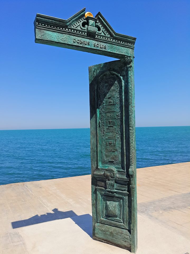В Одессе у моря появилась новая достопримечательность: памятник в виде двери