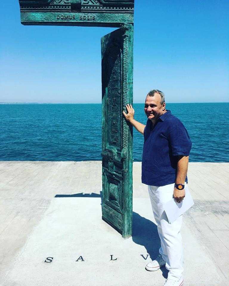 В Одессе у моря появилась новая достопримечательность: памятник в виде двери