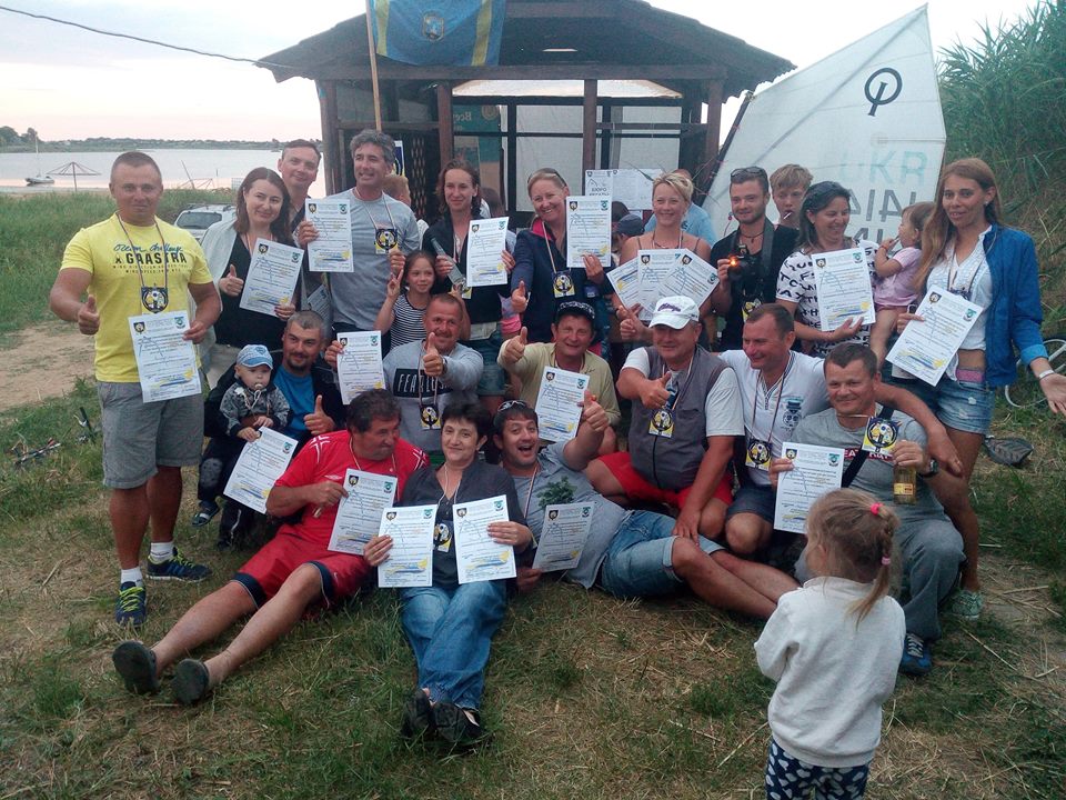 В Сергеевке ветераны-яхтсмены провели регату на детских парусниках
