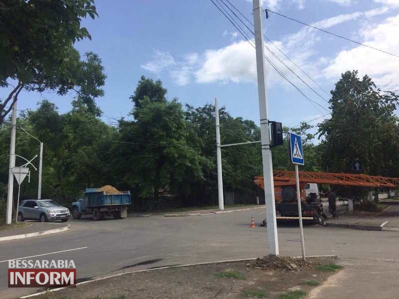 Измаил: на пересечении проспекта Суворова и улицы Некрасова строят новый светофорный узел