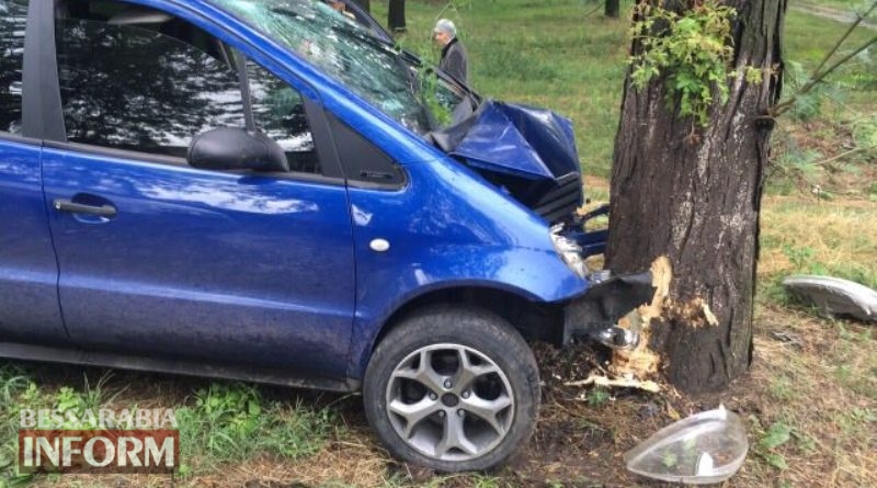 В Измаиле на проспекте Суворова "Mercedes-Benz" влетел в дерево