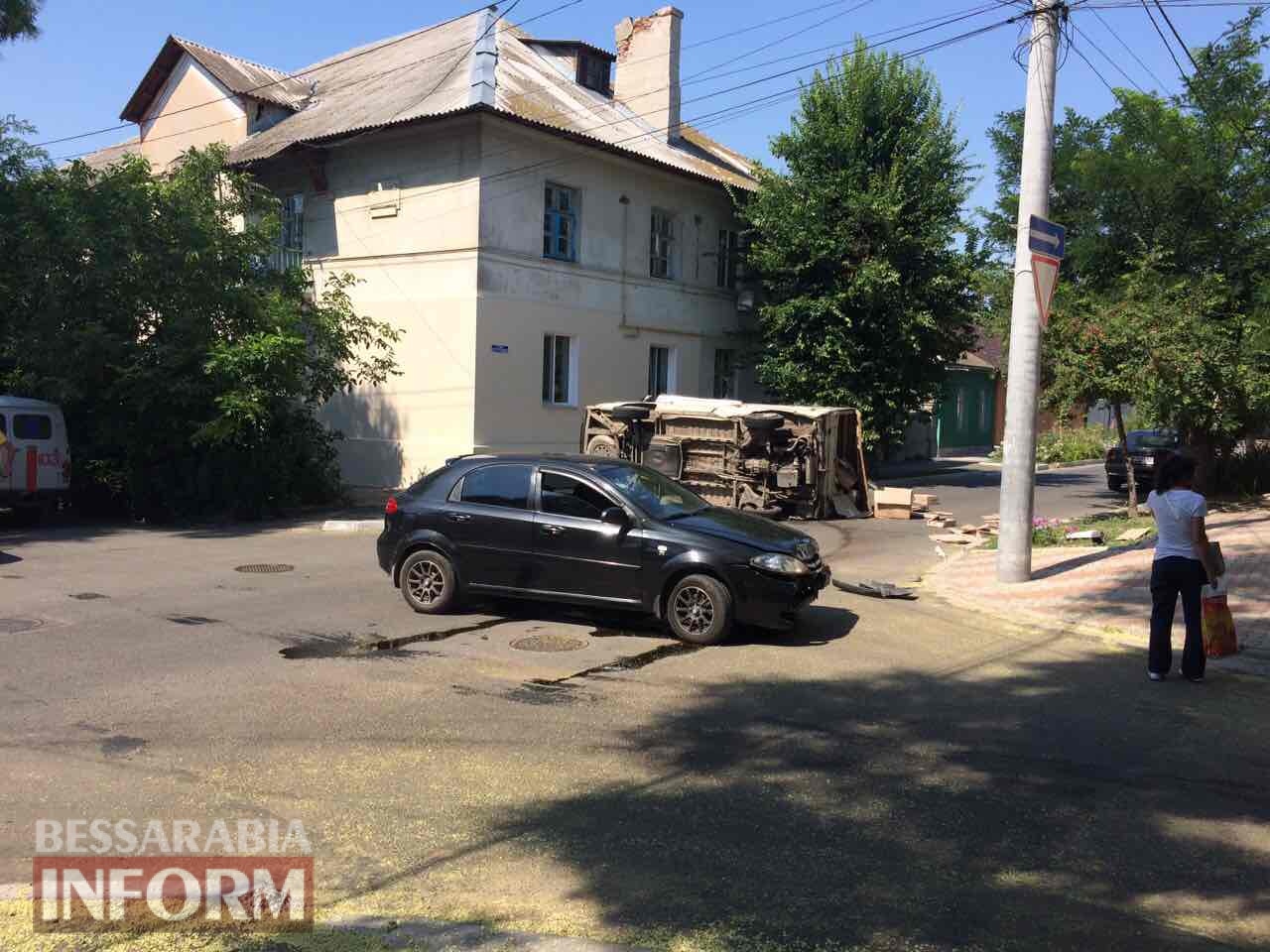 ДТП в Измаиле: Chevrolet Lacetti завалил на сторону грузовой микроавтобус