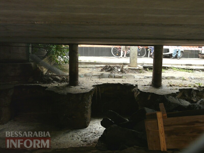 Провал напротив рынка в Измаиле: «Дом оптики» чуть не рухнул под землю