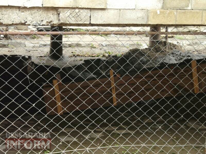 Провал напротив рынка в Измаиле: «Дом оптики» чуть не рухнул под землю