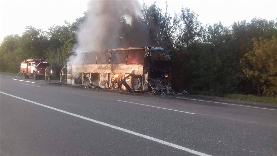 На Киевской трассе дотла сгорели пассажирский автобус и иномарка