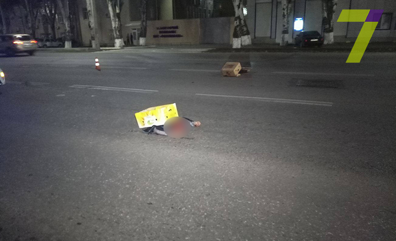 2-9 В Одессе автомобиль на скорости около 150 км/час буквально разорвал мужчину напополам (+18)