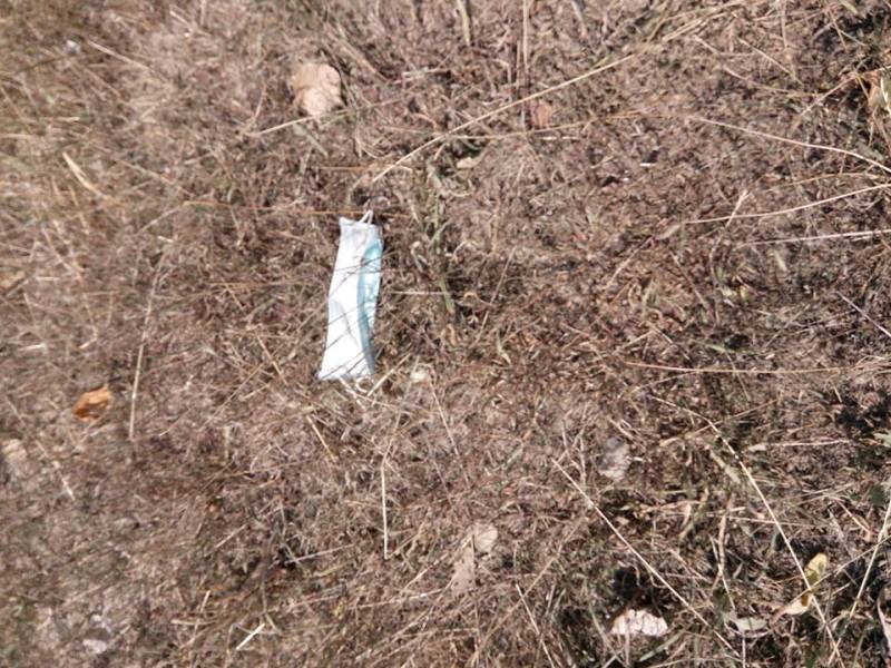 Фотофакт: территория возле тубдиспансера в Измаиле усыпана использованными медицинскими масками