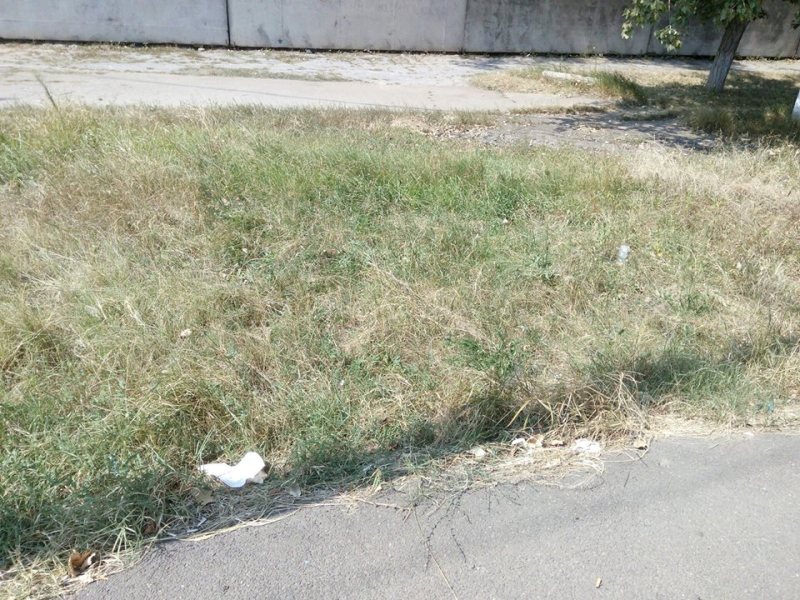 Фотофакт: территория у тубдиспансера в Измаиле усыпана использованными медицинскими масками