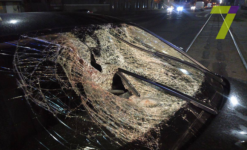 В Одессе автомобиль на скорости около 150 км/час буквально разорвал мужчину пополам (+18)