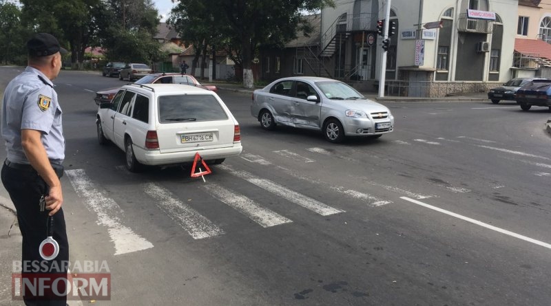 В Измаиле проезд на запрещающий сигнал светофора привел к повреждению двух автомобилей