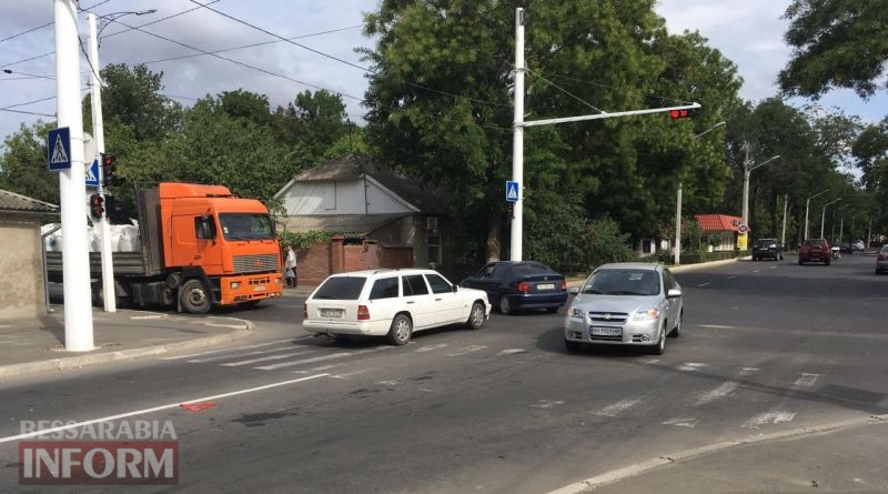 В Измаиле проезд на запрещающий сигнал светофора привел к повреждению двух автомобилей.