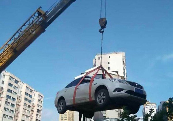 В Китае машину автохамки эвакуировали на крышу дома.
