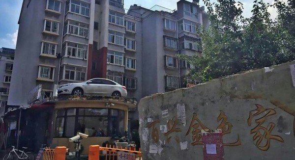 В Китае машину автохамки эвакуировали на крышу дома.