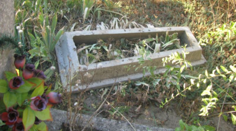 В Саратском районе вандалы разгромили кладбище