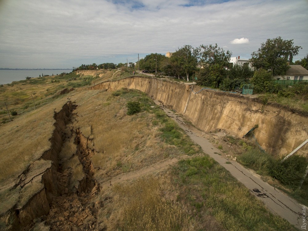 Под Одессой сошел гигантский оползень – рухнула асфальтная дорога вместе электроопорами