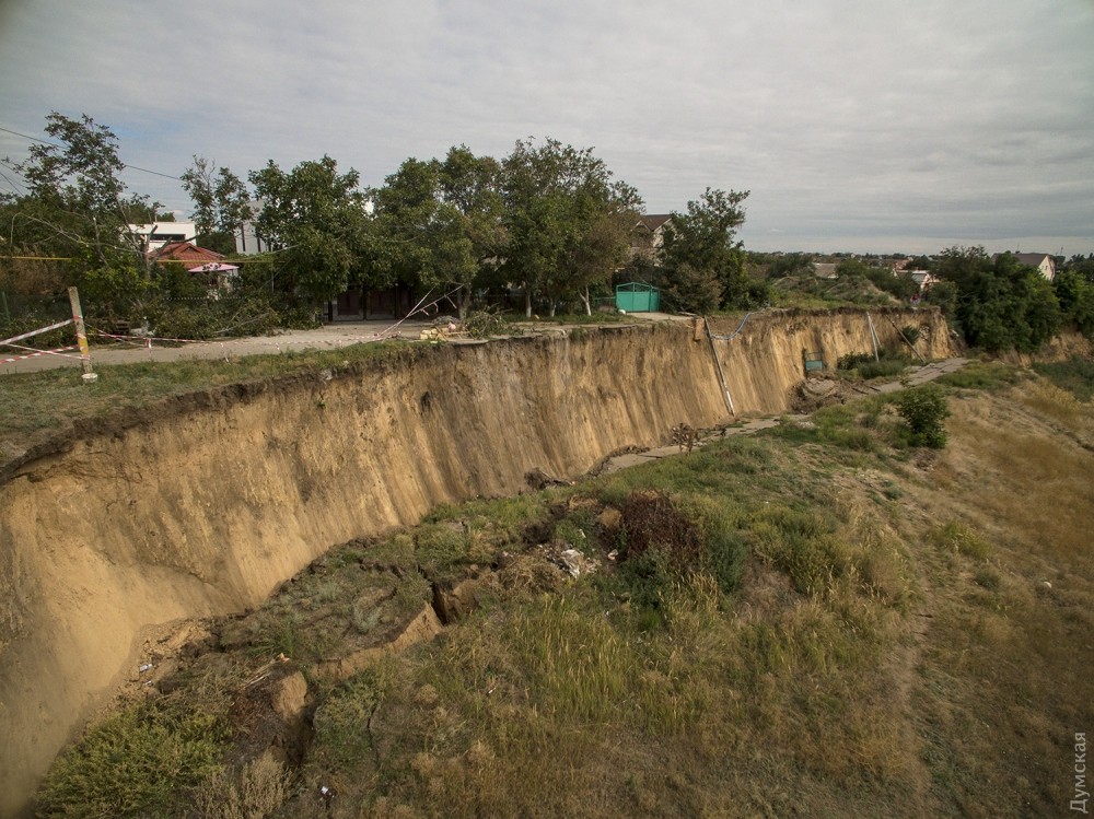 Под Одессой сошел гигантский оползень – рухнула асфальтная дорога вместе электроопорами