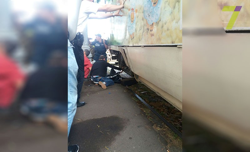 Сегодня утром в Одессе трамвай отрезал девушке обе ноги.