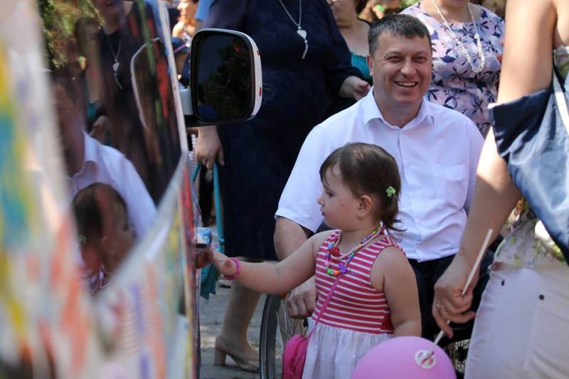 В день города Рени дети сделали красочный "тюнинг" машине мэра
