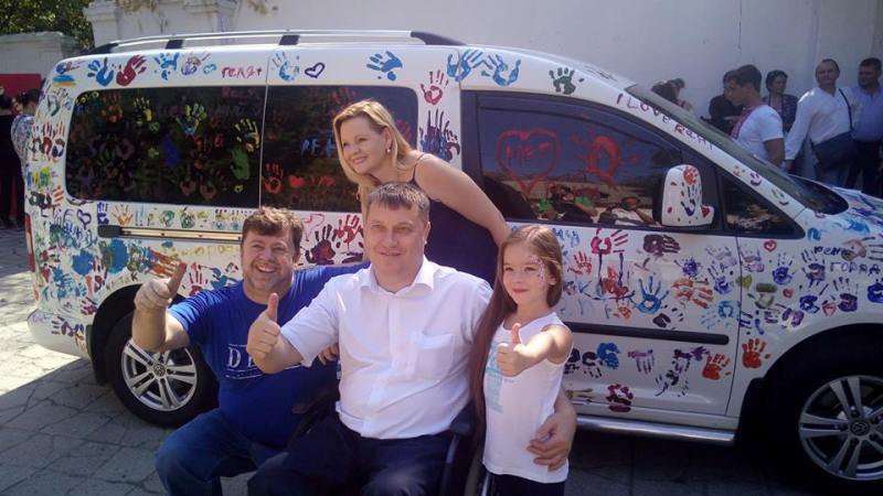 В день города Рени дети сделали красочный "тюнинг" машине мэра