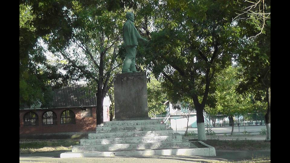 В селе Болградского района до сих пор почитают Вождя: берегут и подкрашивают запрещенные памятники