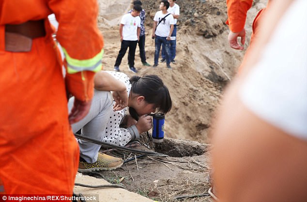 В Китае упавшего в глубокий колодец годовалого мальчика спасали десятки экскаваторов