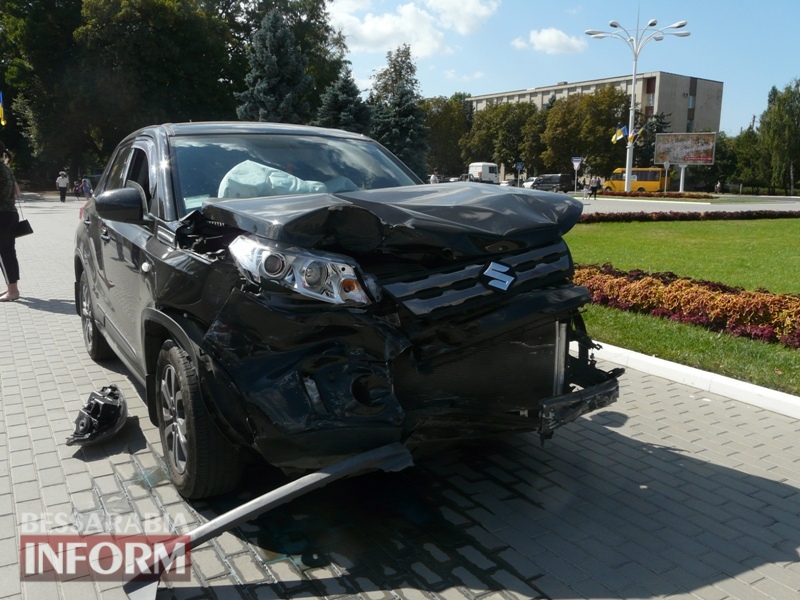 В результате аварии автомобиль выбросило на площадь Победы.