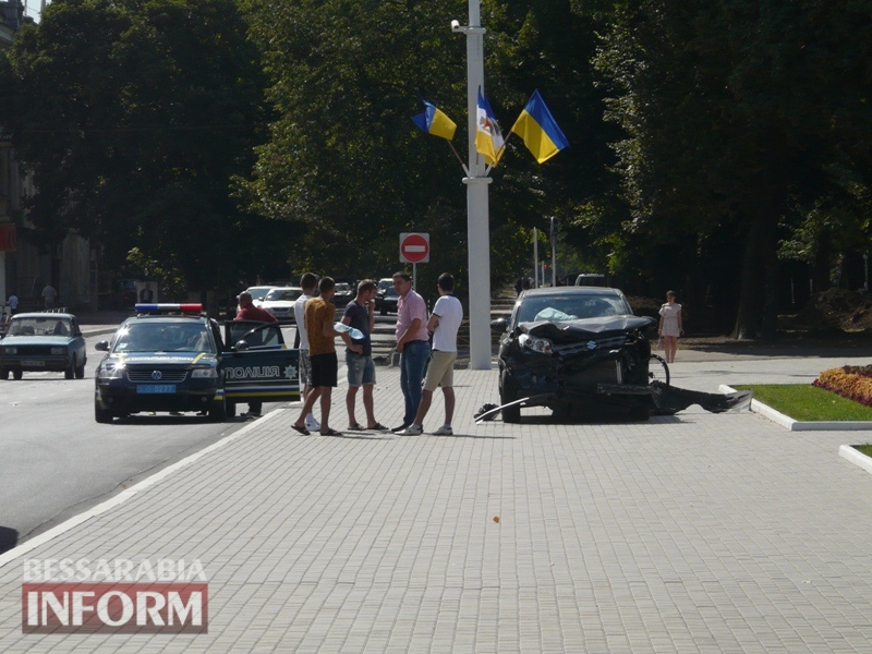 Измаил: в результате аварии автомобиль выбросило на площадь Победы