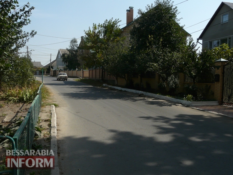 В Измаиле на подходе к одной из школ нет тротуаров - дети вынуждены идти по проезжей части