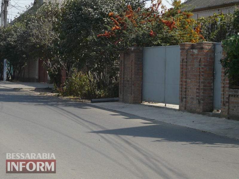 В Измаиле нет тротуаров - дети вынуждены идти по проезжей части