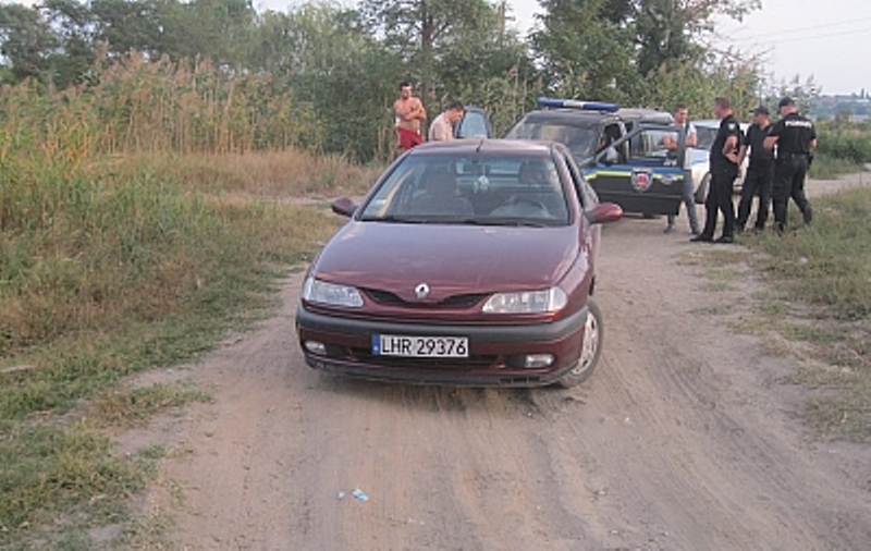 Житель Белгород-Днестровского района разъезжал на авто с пистолетом в салоне.